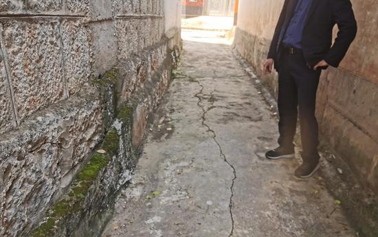 男子持刀砸门遭退伍女兵"反杀" 村民称人人都怕他