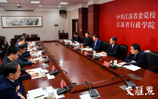 娄勤俭主持召开座谈会,听取党校工作情况和学习宣传贯彻四中全会精神工作情况汇报,并就学习理解全会精神与大家进行了深入交流。记者 肖勇 摄