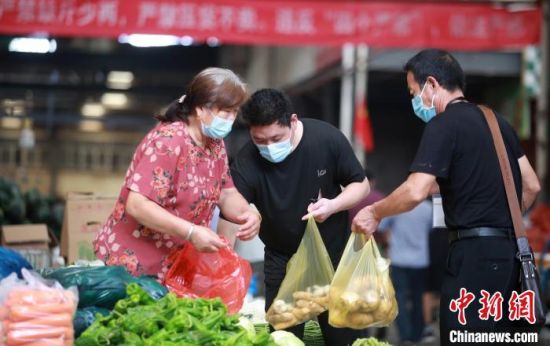 8月29日,在江苏联谊农副产品批发市场,市民在选购新鲜蔬菜。 孟德龙 摄