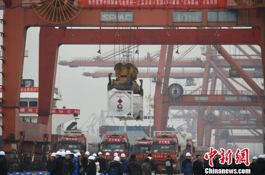 3日,中国首次LNG罐式集装箱江海联运在南京港成功完成卸载。 泱波 摄