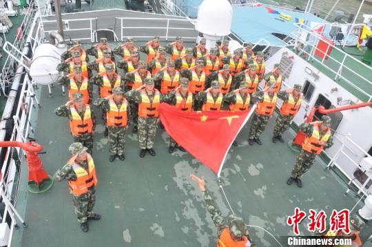 资料图:海警官兵举行海上升旗。施坤喜 摄