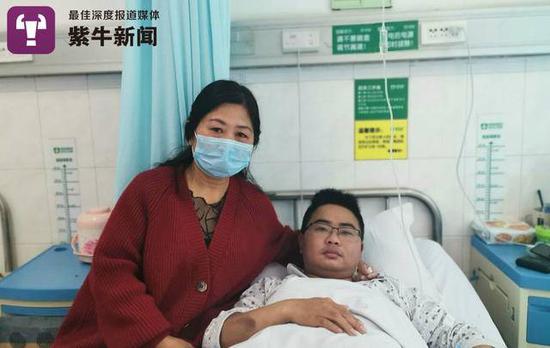 母亲照顾病床上的儿子