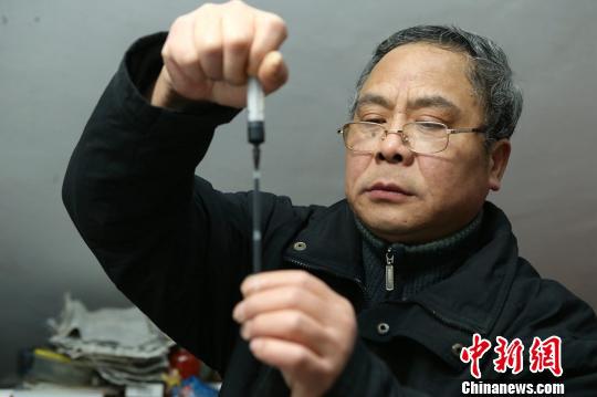 马一宝用普通水笔换装书画专用墨制成的水笔绘就画作。 王亚东 摄