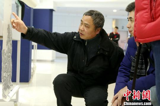 上海市群众艺术馆为马一宝举办一场画展,取名“一宝长卷”。 王亚东 摄