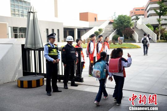 图为南京民警守护中小学校园。 江苏警方 供图