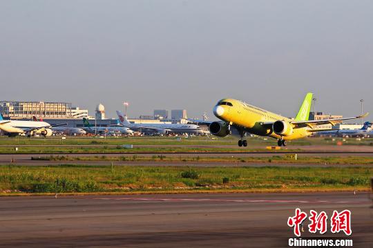中国商飞C919大型客机104架机于5时32分从上海浦东国际机场第四跑道起飞。 殷立勤 摄。 殷立勤 摄