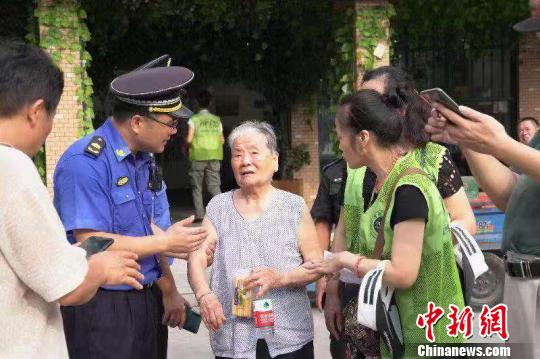 杭州因路面塌陷疏散792户居民 安置工作有序进行