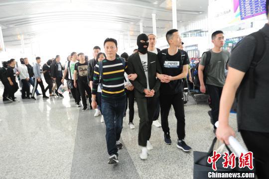 警方跨省押回嫌疑人。 嘉兴公安供图