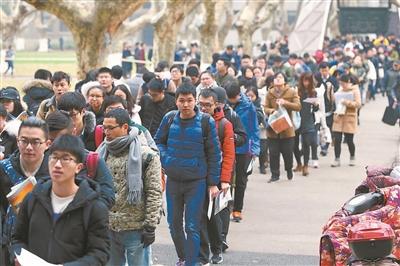 南京东南大学考点考生进入考场。刘莉摄