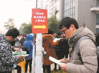 南通大学主校区考点考生进场前抓紧复习。尤炼摄