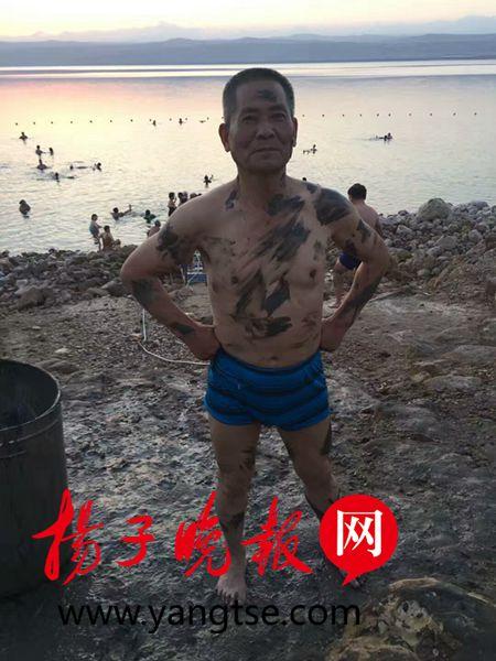 在死海“泡澡”。
