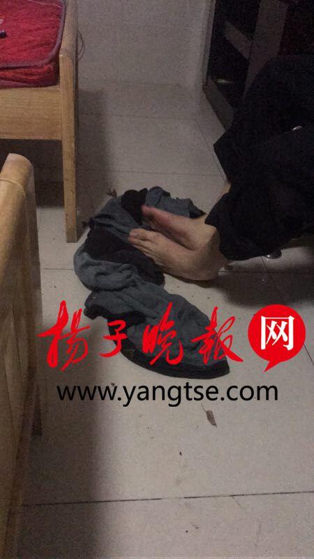 救人上岸的民警双脚