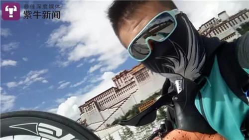 【吕旭东以前骑行的照片】