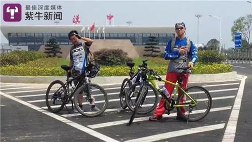 【吕旭东和他的骑行小伙伴在一起】