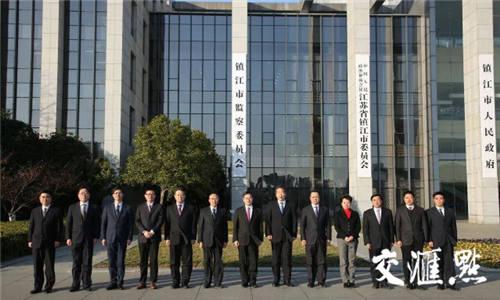 1月10日,镇江市委书记、市人大主任惠建林与市纪委监委班子成员合影。