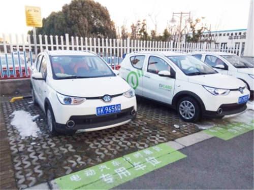维扬经济开发区管委会大院内的共享汽车