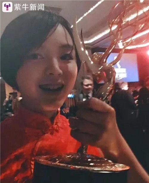 拿着奖杯的骆翼云