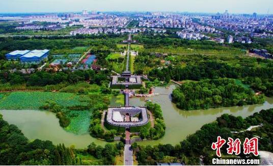图为新建成的“三湾城市公园”美景如画。 崔佳明摄