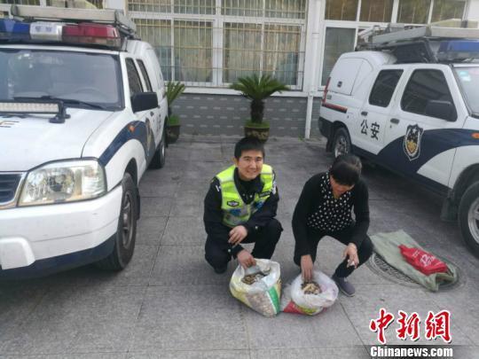 最终捡到5万多枚硬币 警方提供