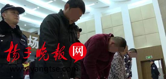 四名性侵未成年人犯罪嫌疑人集中受审。 朱鼎兆 摄