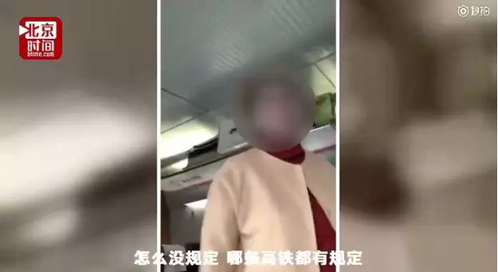 视频中,男乘客较为克制,并找了高铁的乘务员沟通。
