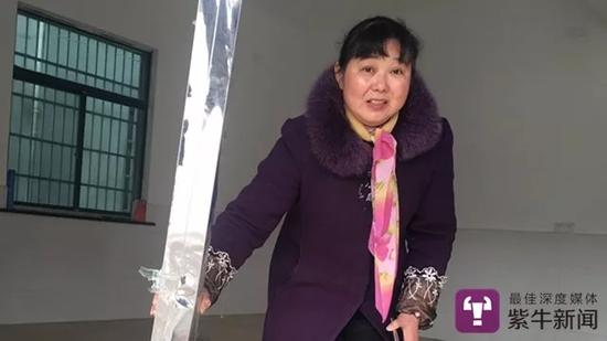 【邻居大姐告诉记者,门框都被撞歪了,所幸人没事】