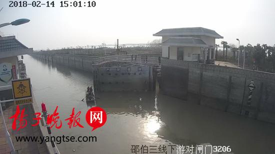 安排小划船探测水下障碍物。