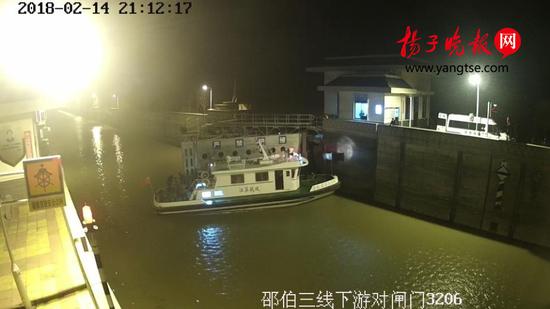抢修人员抵达现场。