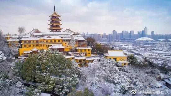 雪后的狼山也很美，白色的雪让寺庙愈发质朴清幽，琼楼玉宇间都充满禅意。