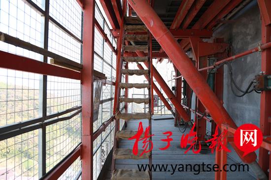 爬梯台阶用麻袋绑扎牢固。