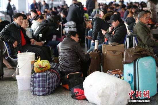 资料图:售票大厅内准备回家的旅客。 殷立勤 摄
