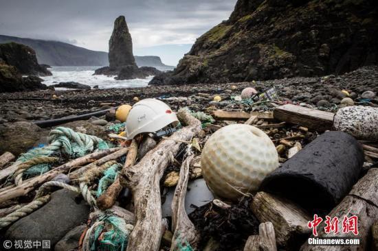 除了海水中,巴厘岛海滩上也堆积了不少垃圾。 图片来源:视觉中国