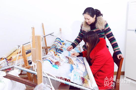 全国人大代表莫元花：针为笔线为墨 巧绣满园春