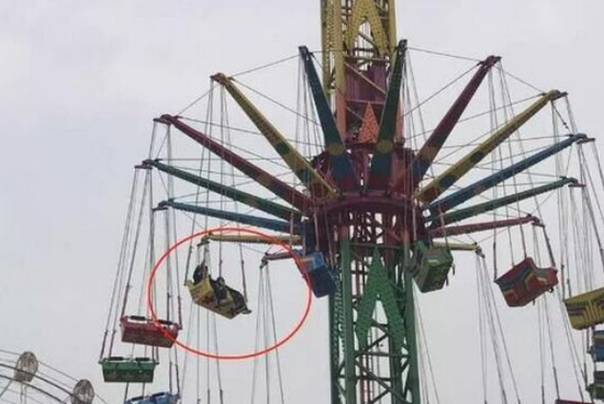 惊魂一刻!南通一景区“空中飞椅”卡壳 二人被困