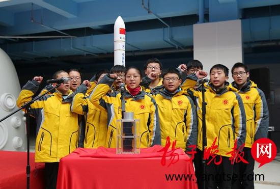 参与“淮安号”恩来星的学生代表宣誓。 咸高军 摄