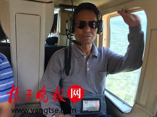 在大堡礁体验直升机游。