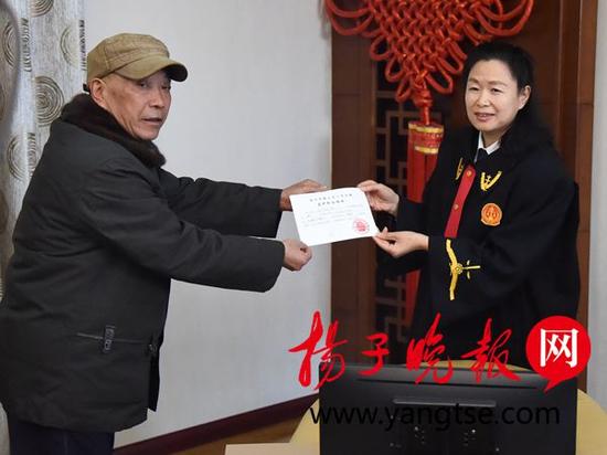 法官向申请人王荣岗发放监护权证明书