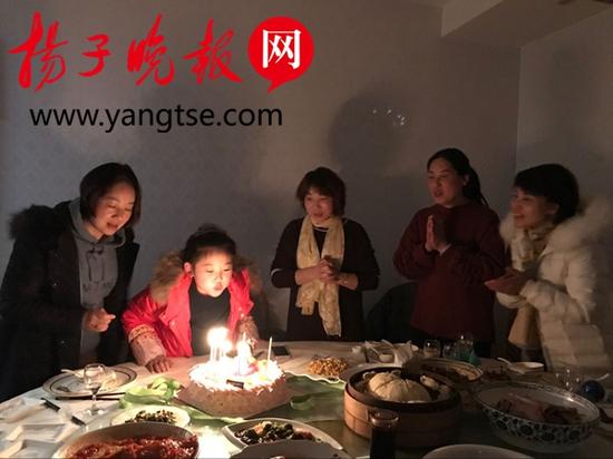 乐乐快乐地吹灭了生日蜡烛。晓晴 摄