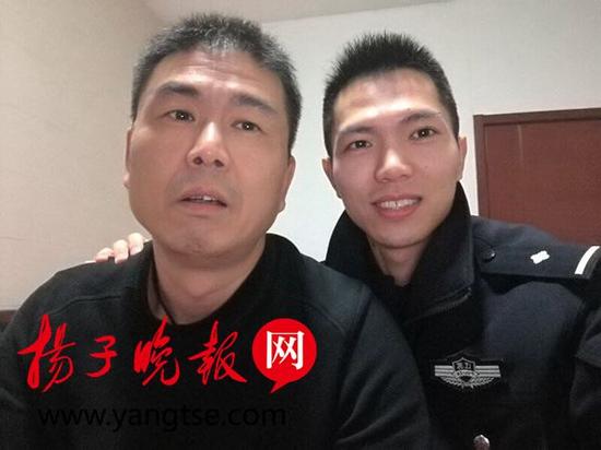 两救人民警合影