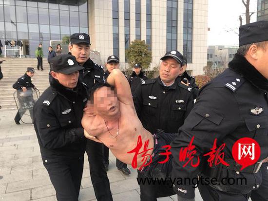 特警队员果断控制了该男子。戴婷 摄