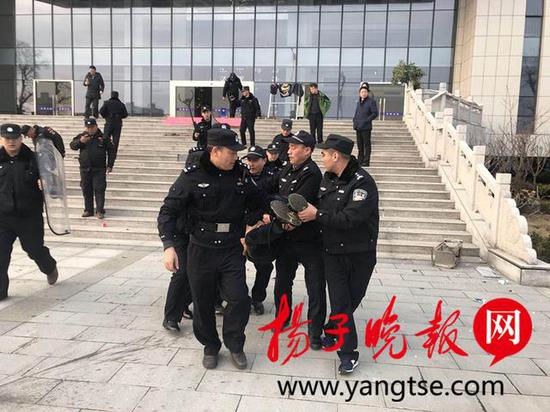 特警队员果断控制了该男子。戴婷 摄