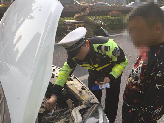 车牌丢了 他网购一副直接上路被交警拘留15日