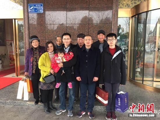 袁亮带着全家人向恩人致谢