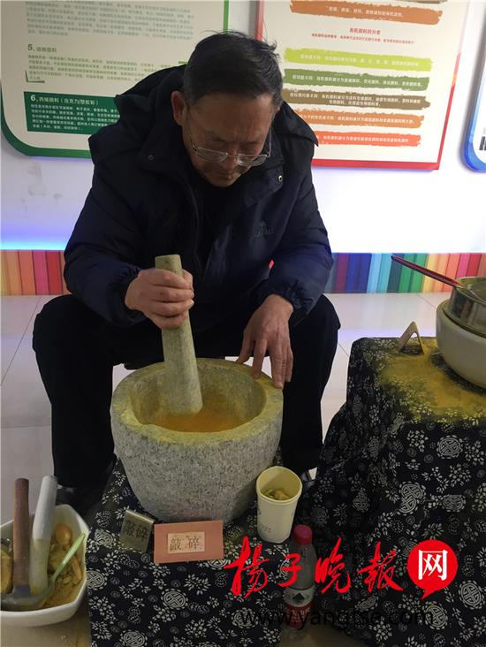 颜料制作工艺是门细活,出精品需要工匠的耐心