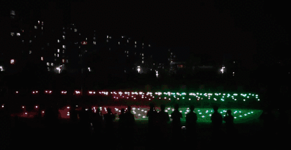 南京高校夜空上演300架无人机8分钟灯光秀爆红网络