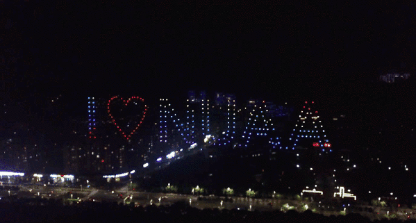 南京高校夜空上演300架无人机8分钟灯光秀爆红网络