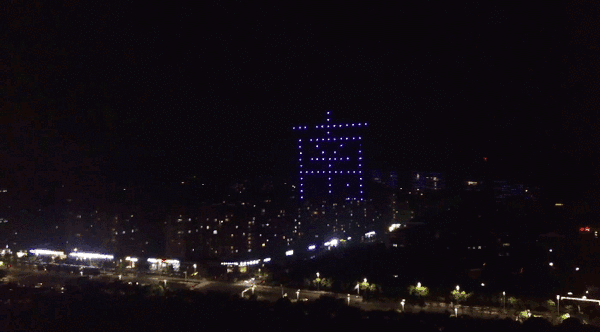 南京高校夜空上演300架无人机8分钟灯光秀爆红网络