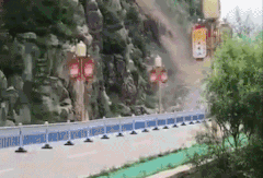 五台山景区核心区发生山体滑坡 道路阻断