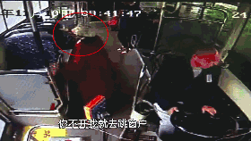 老人乘公交坐过站中途下车被拒 钻窗欲跳车