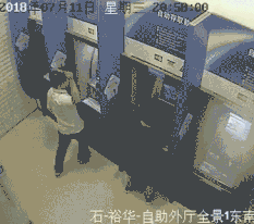 男子到银行避雨遭保安怀疑问话 狂砸6台ATM机泄愤